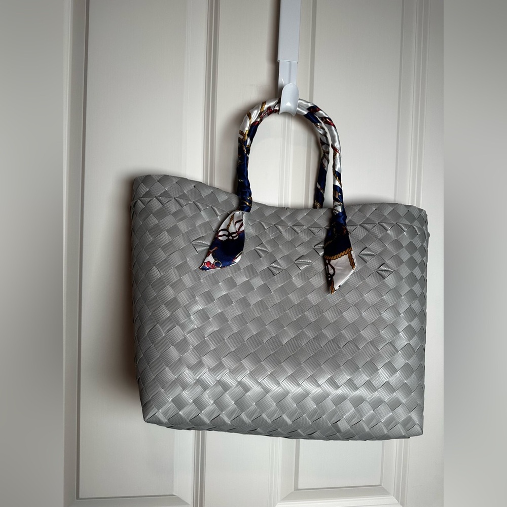 Gray Woven plastic Tote Bag with Artistic Design - Picture 5 of 10